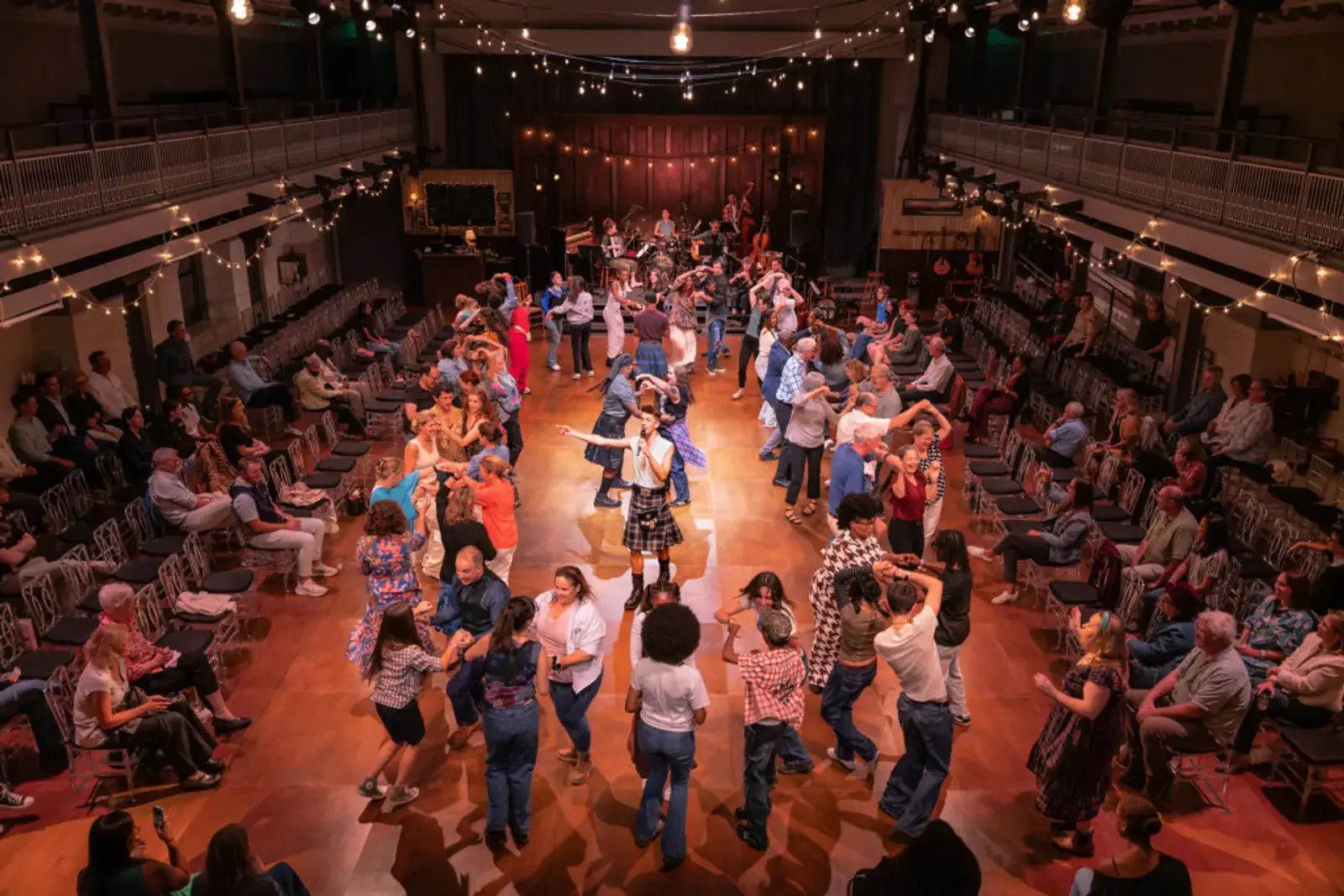 The company and audience mid-dance in the round