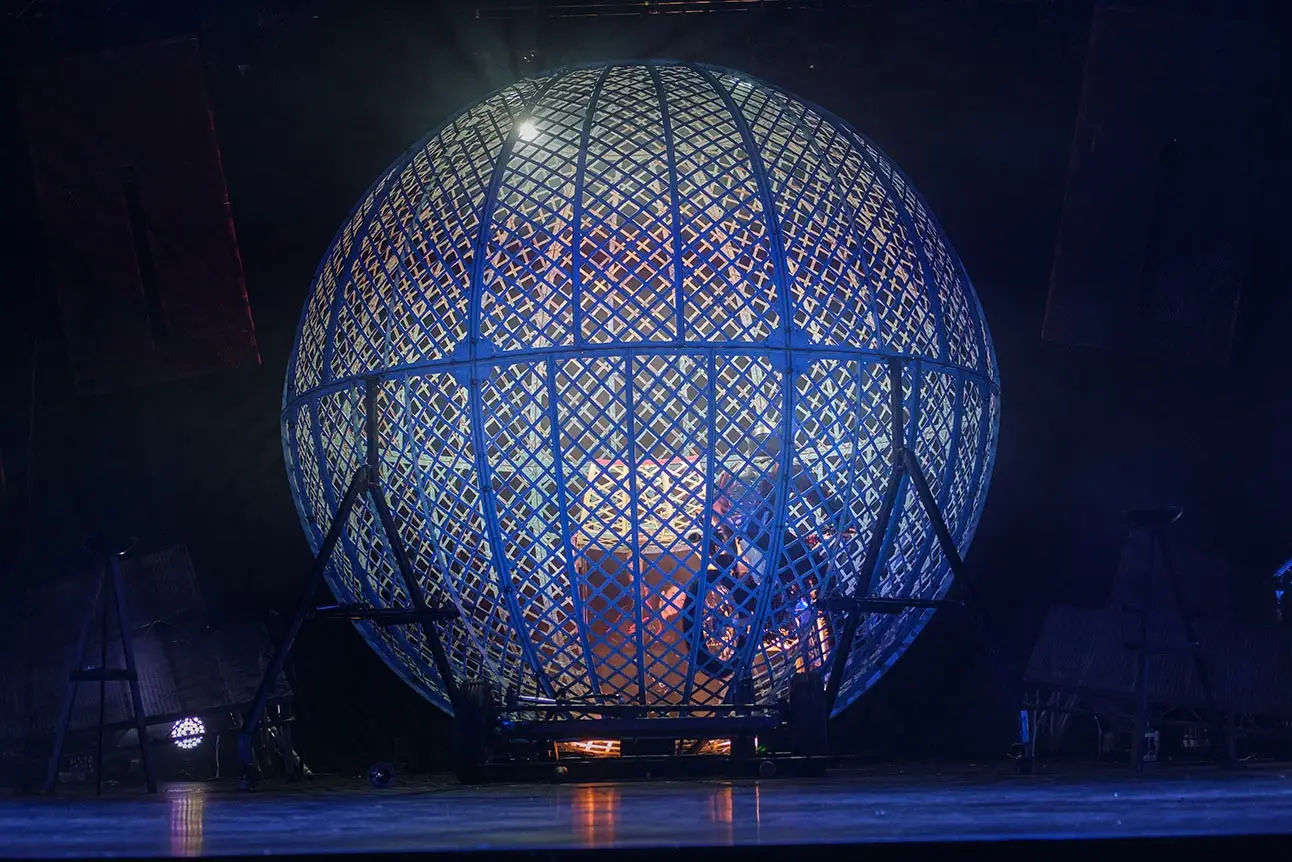 Contemporary cirque spectacle