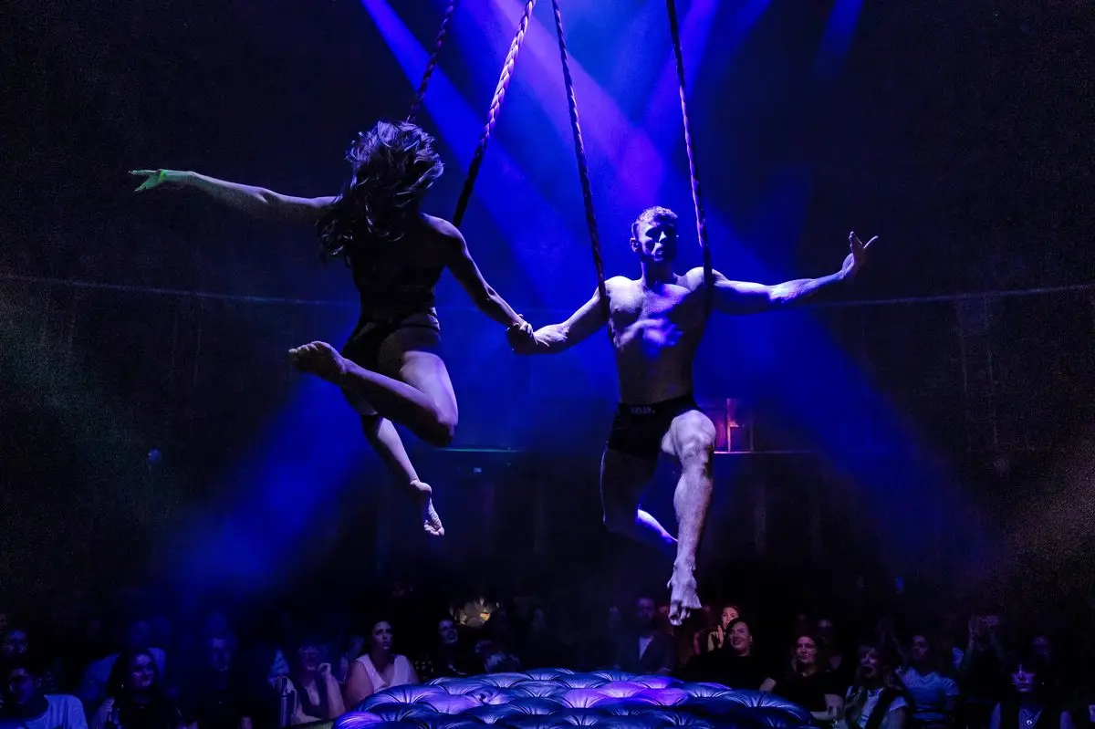 Aerial trapeze routine