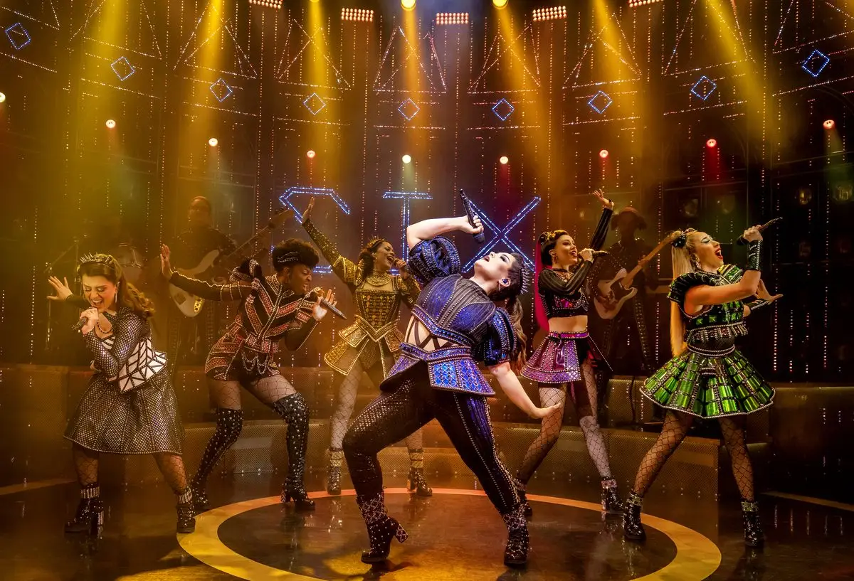 The six queens in performance