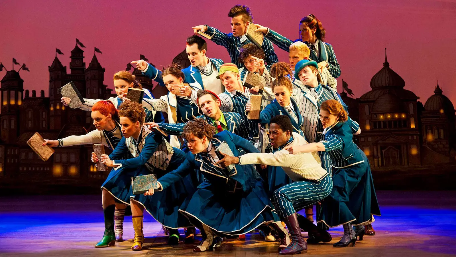 Glinda descends - the full Oz set